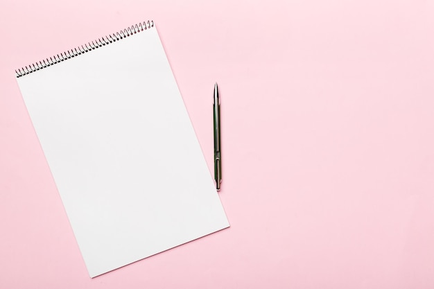 Cuaderno en blanco con bolígrafo sobre fondo blanco Concepto de regreso a la escuela y la educación