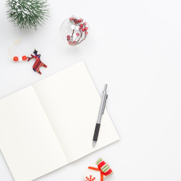 cuaderno en blanco con decoración de navidad