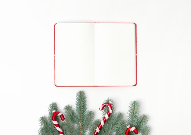 Cuaderno en blanco con decoración navideña, vista superior