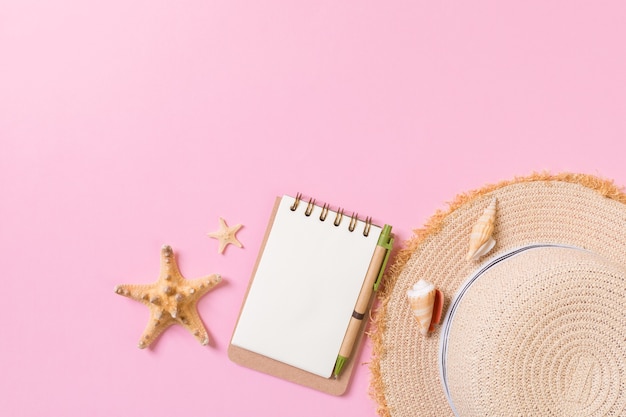 Cuaderno en blanco endecha plana con concha. Fondo de vacaciones de verano, vista superior.