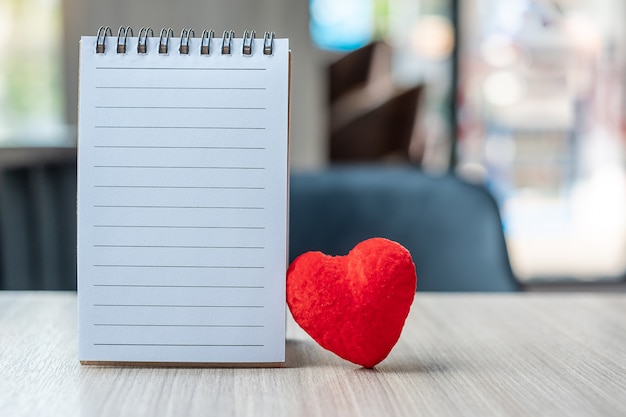 Cuaderno en blanco con forma de corazón rojo