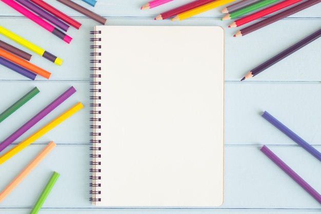 Cuaderno en blanco con lápiz de colores