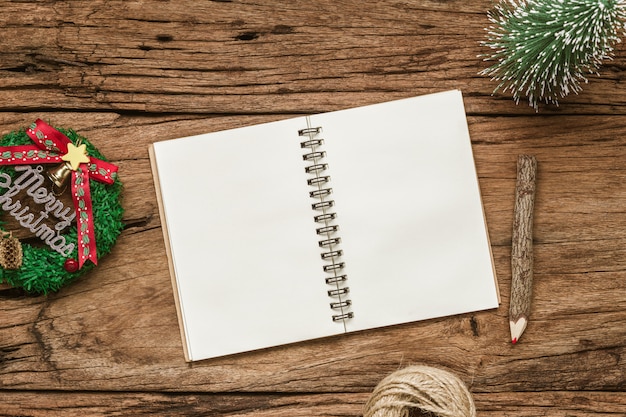 Cuaderno en blanco maqueta de Navidad en madera grunge