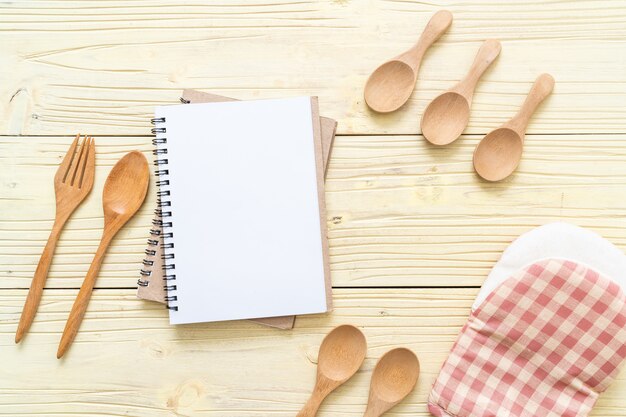 cuaderno en blanco para nota de texto sobre superficie de madera con copia sapce