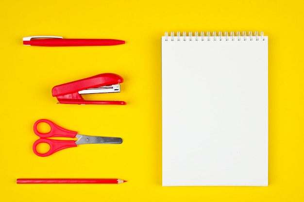 Foto cuaderno blanco con papelería en rojo