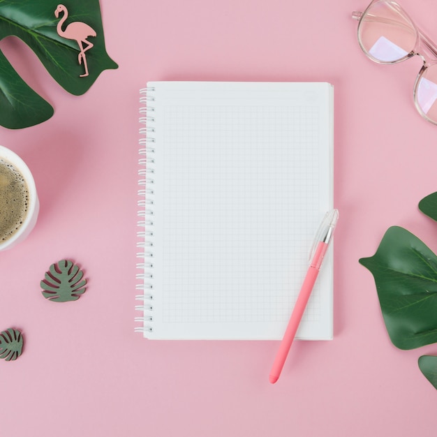 Cuaderno en blanco con la pluma en la mesa