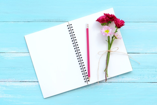 Cuaderno en blanco y ramo de crisantemo