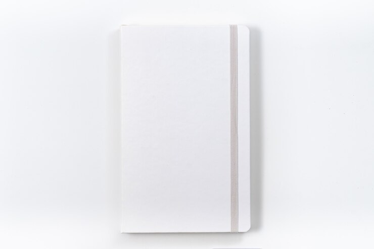 Cuaderno blanco sobre fondo blanco con trazado de recorte