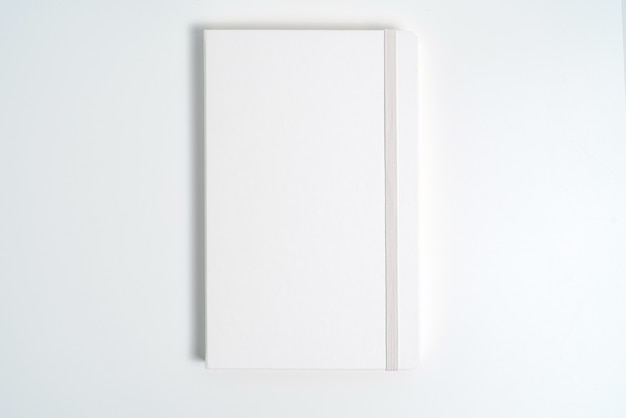 Cuaderno blanco sobre fondo blanco con trazado de recorte