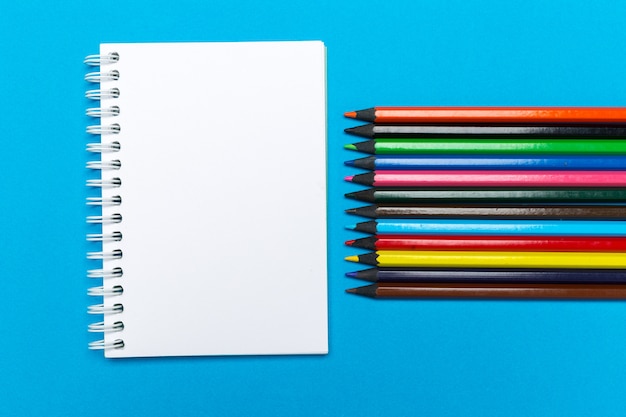 Cuaderno en blanco sobre la mesa