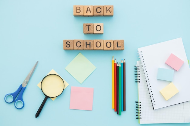 Cuaderno en blanco y útiles escolares Plano creativo Regreso a la escuela escrito cubos de madera