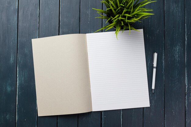 Cuaderno en blanco en la vista superior de la mesa