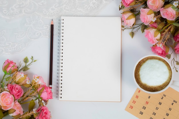 Cuaderno de bodas con hermosas flores