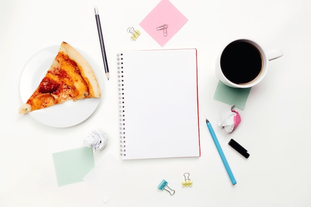 Cuaderno y bolígrafo sobre la mesa, idea en el trabajo, espacio de trabajo. Foto de alta calidad