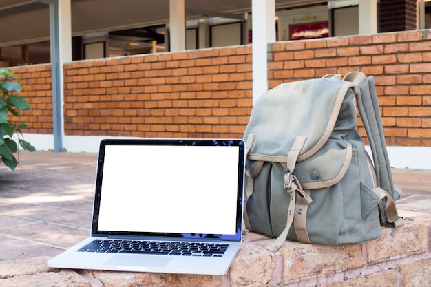 cuaderno y bolsa de pantalla en blanco.