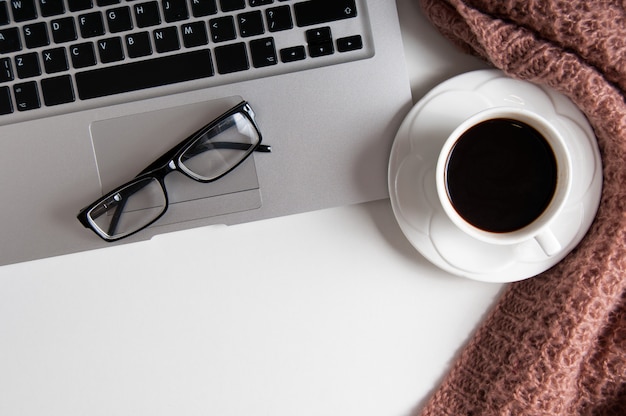 Cuaderno con café caliente en la mesa de madera