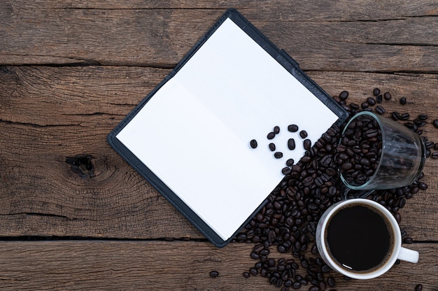 Cuaderno y café en la vista superior del escritorio