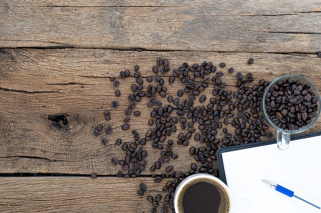 Cuaderno y café en la vista superior del escritorio