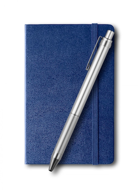 Cuaderno cerrado azul marino y pluma aislada