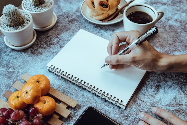 Cuaderno colocado en la mesa del comedor Copiar espacio