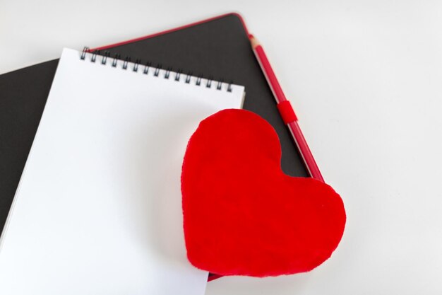 Foto cuaderno y corazón rojo