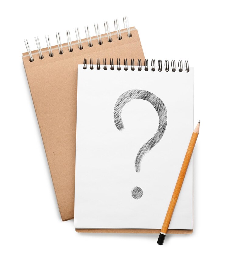 Foto cuaderno elegante con signo de interrogación y lápiz en la vista superior de fondo blanco