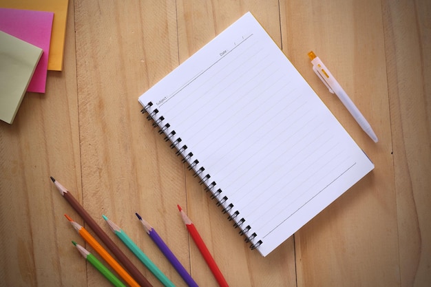 Cuaderno escolar en un bloc de notas en espiral de fondo gris en una mesa
