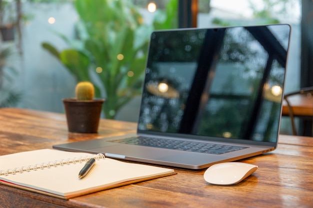 Cuaderno con espacio vacío y una pluma con computadora portátil y wir