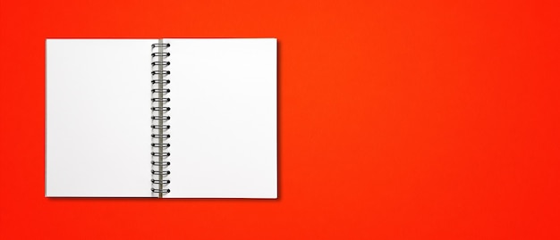 Cuaderno espiral abierto en blanco aislado en banner horizontal rojo