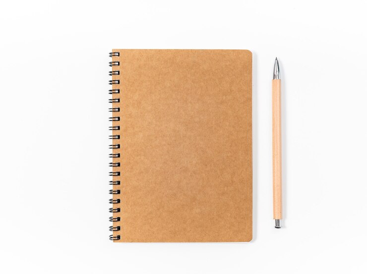 Cuaderno espiral marrón aislado sobre fondo blanco vista superior.