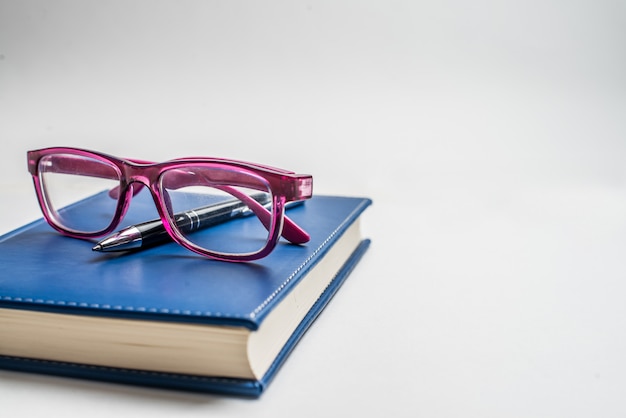 Cuaderno con gafas y pluma, Libro con gafas, Cuaderno azul con gafas, Libro con taza de té