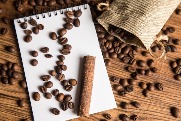 Cuaderno y granos de café.