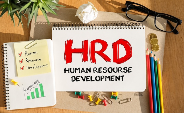 Cuaderno con herramientas y notas sobre HRD, concepto