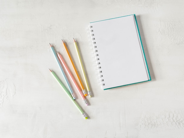 Cuaderno de hojas en blanco y lápices de grafito multicolores