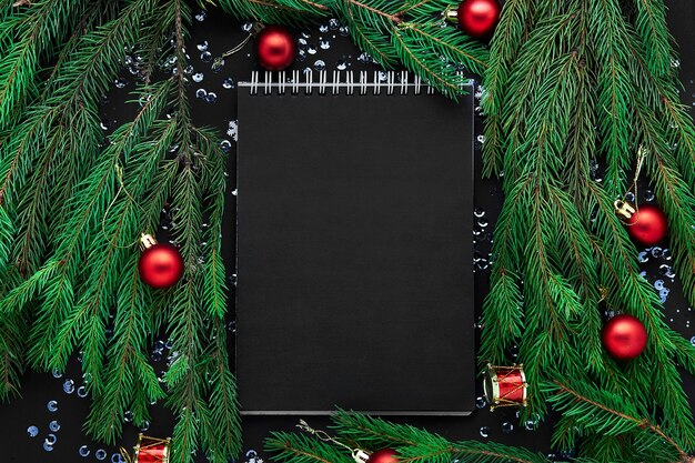 Cuaderno junto a adornos navideños