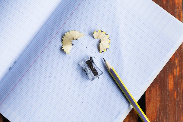 Cuaderno y lápiz, concepto de educación