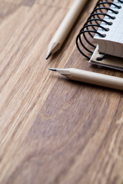 Cuaderno y lápiz sobre una mesa de madera