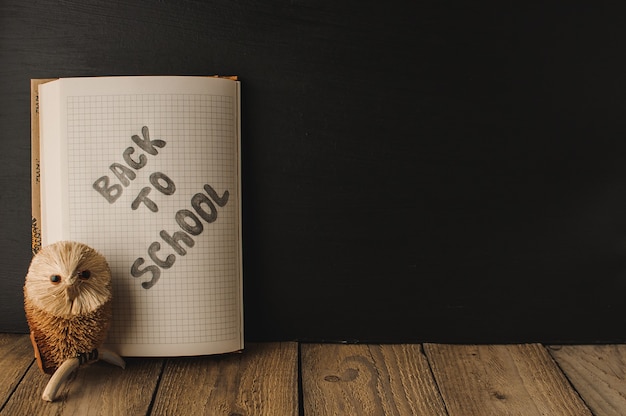 Cuaderno en una línea inclinada sobre una mesa de madera con espacio para texto.