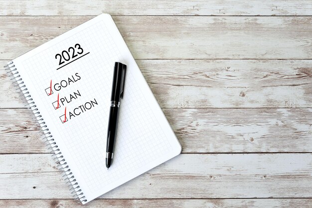 Cuaderno con una lista de tareas pendientes para el año 2023 objetivos conceptuales y plan de acción año nuevo