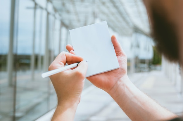 cuaderno en la mano de un hombre