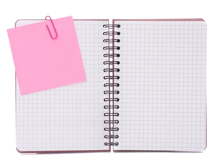 Foto cuaderno marcado en blanco con papel de aviso