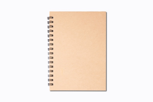 Cuaderno marrón sobre blanco