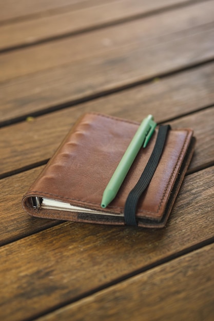 Cuaderno en la mesa del espacio al aire libre de la cafetería