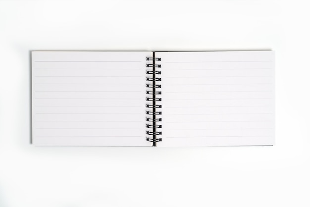 Cuaderno negro sobre fondo blanco con trazado de recorte