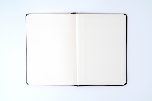 Cuaderno negro sobre fondo blanco con trazado de recorte