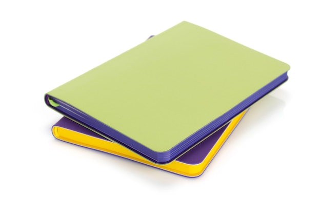 Cuaderno o bloc de notas aislado en blanco
