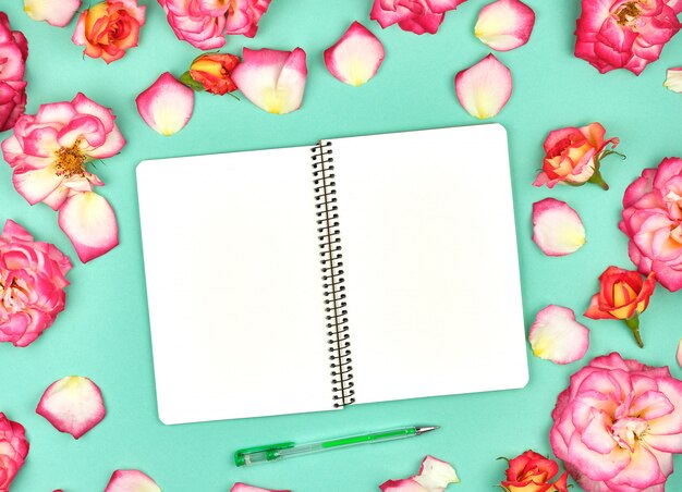 Foto cuaderno con páginas en blanco en blanco