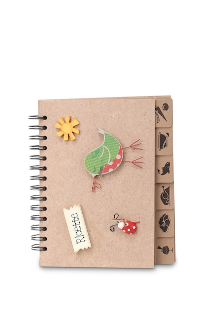 Un cuaderno con un pájaro verde en él.