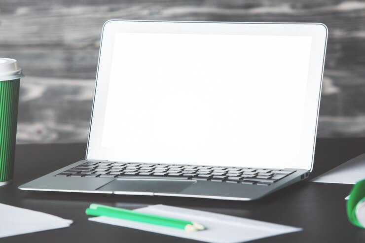 Foto cuaderno con pantalla en blanco en blanco