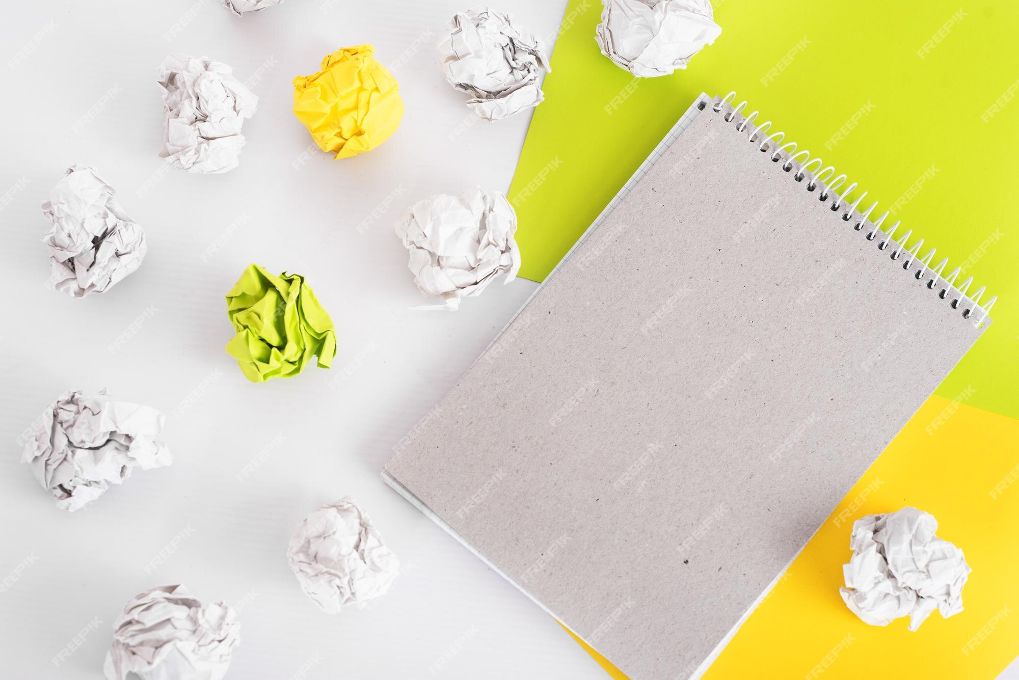 bolita ganador proporcionar Cuaderno de papel orgánico entre papel arrugado y papel de color sobre  fondo blanco. concepto de cero residuos | Foto Premium